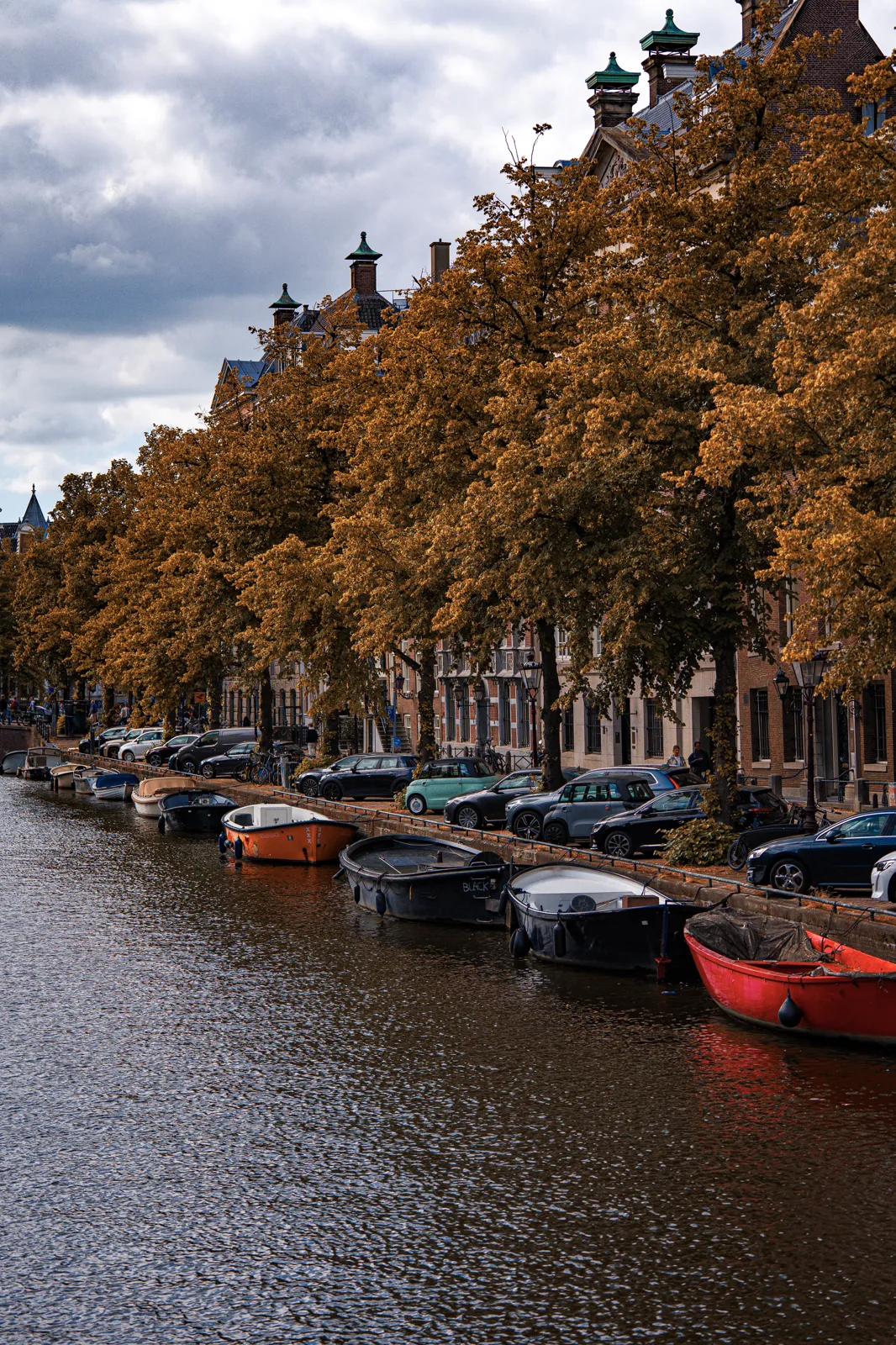 Canal de Ámsterdam con botes amarrados, durante el free tour