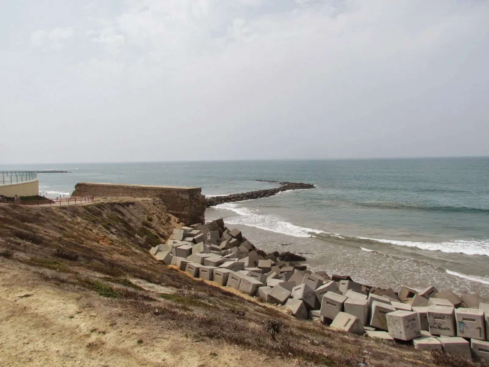 Playa norte de Cádiz con formación de rocas en herradura entrando al mar
