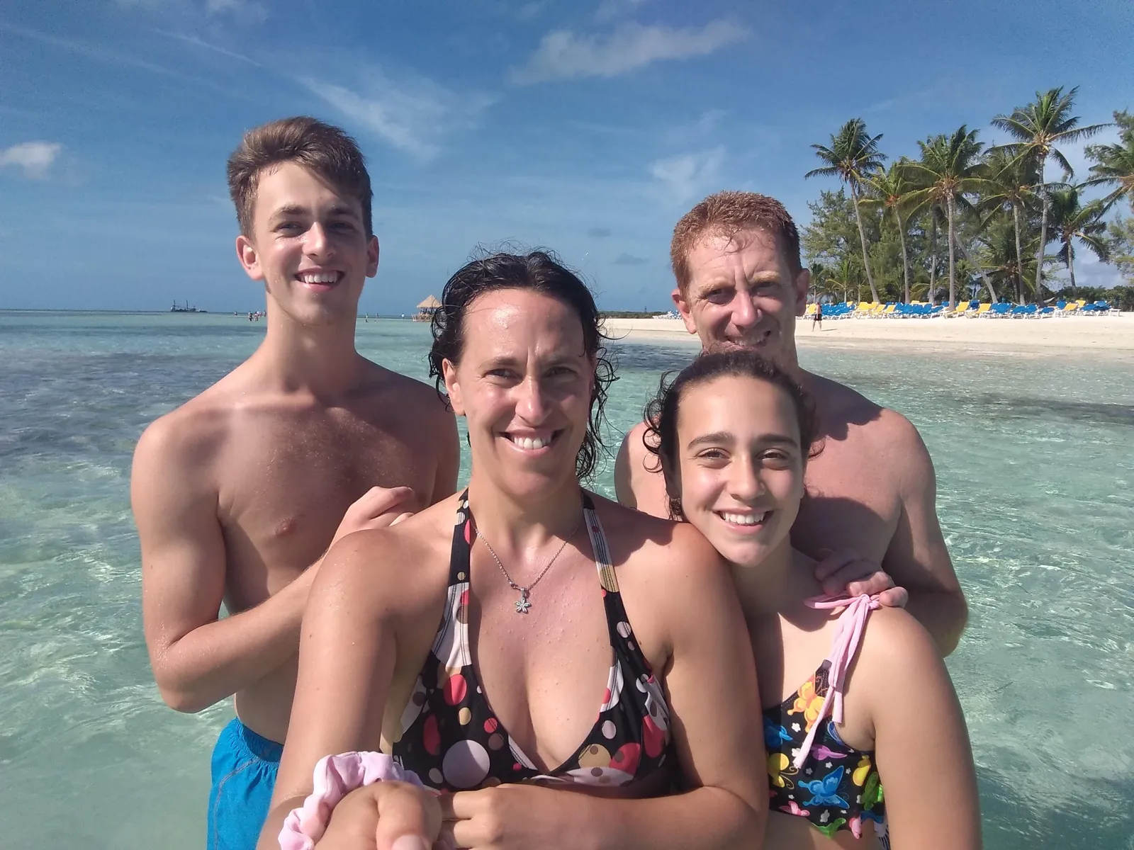 La familia disfrutando del agua en CocoCay