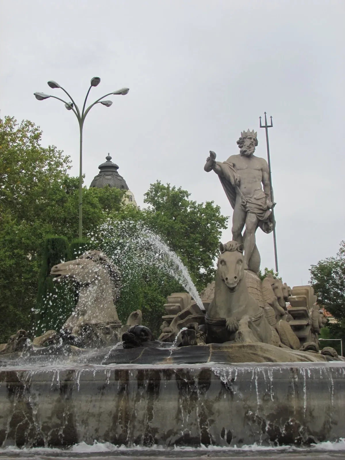 Fuente de la Cibeles en Madrid con el Palacio de Comunicaciones de fondo
