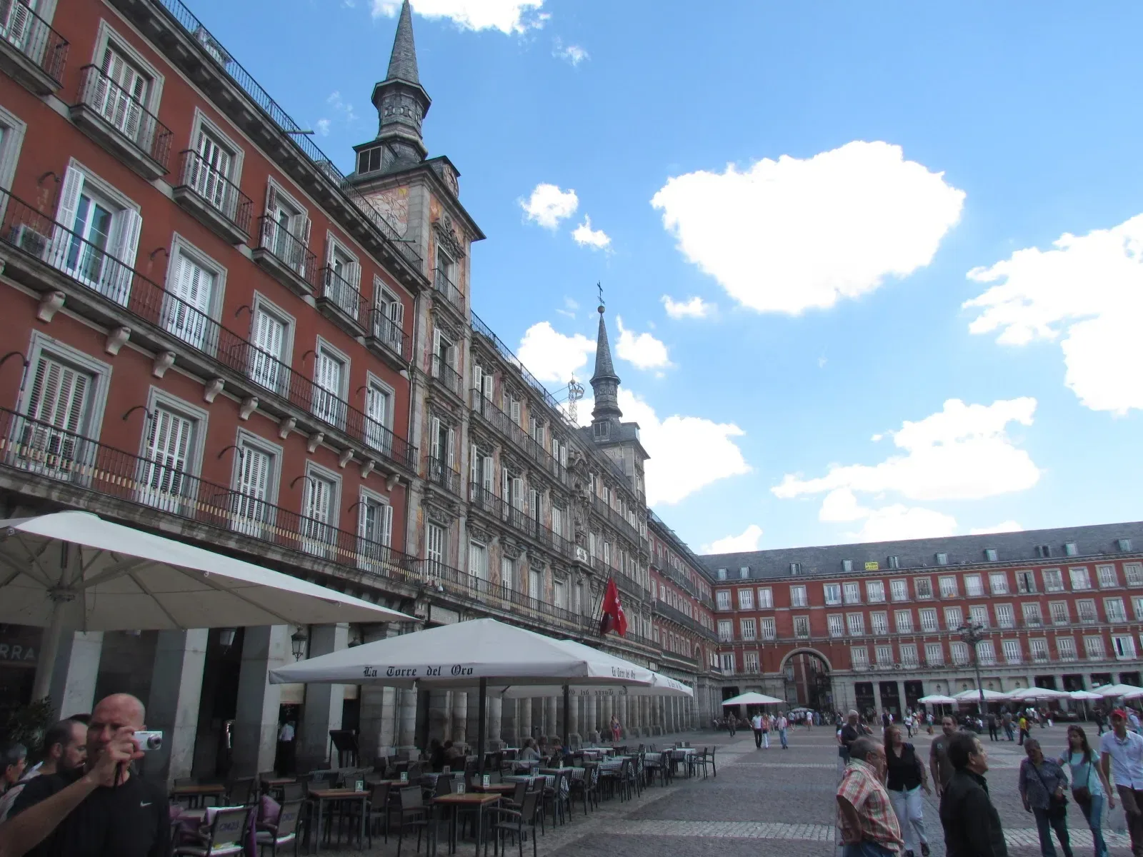 La Plaza Mayor de Madrid con sus arcos y la Casa de la Panadería al fondo