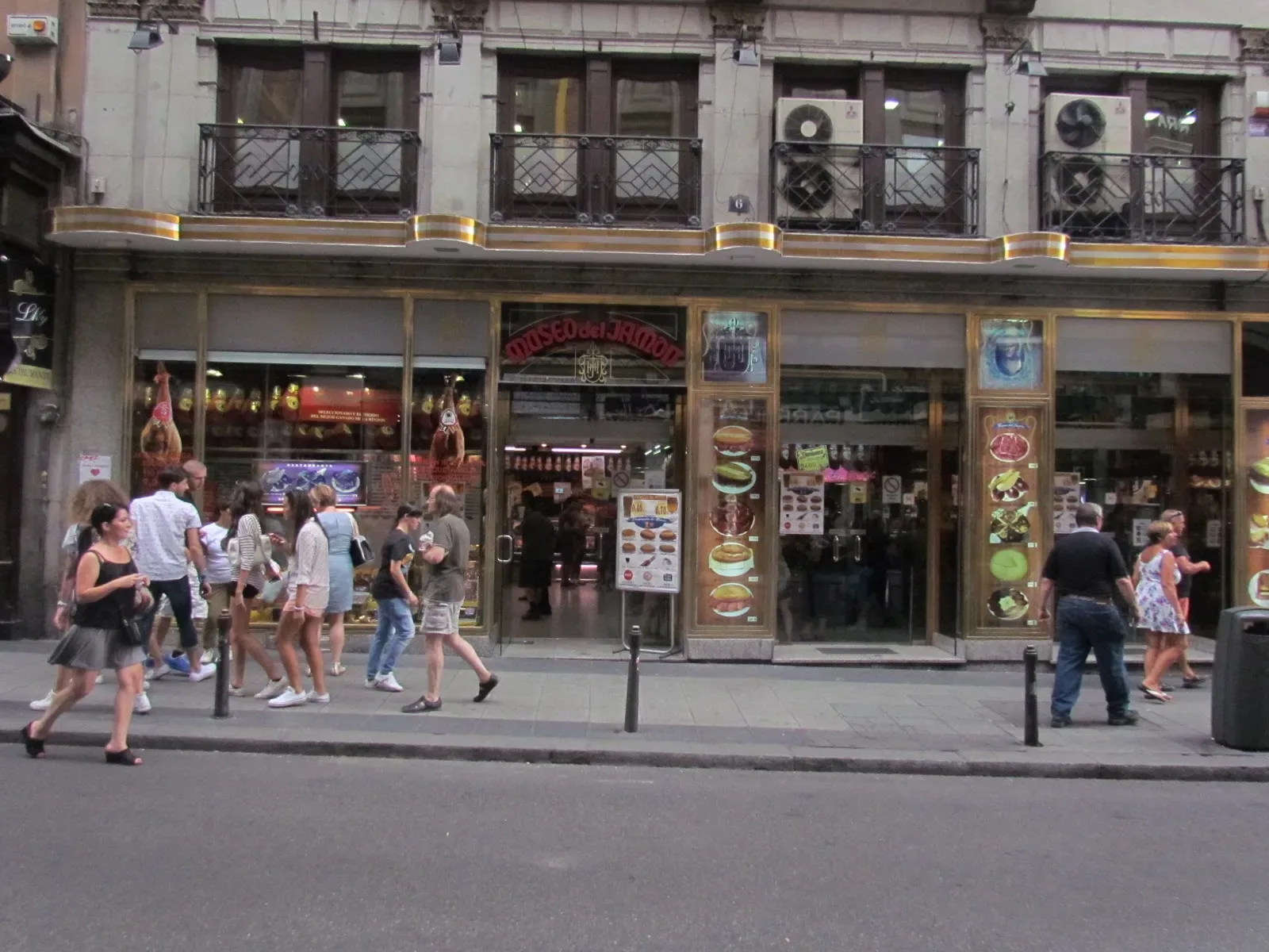 Peatonal y comercios en los alrededores de la Puerta del Sol, Madrid