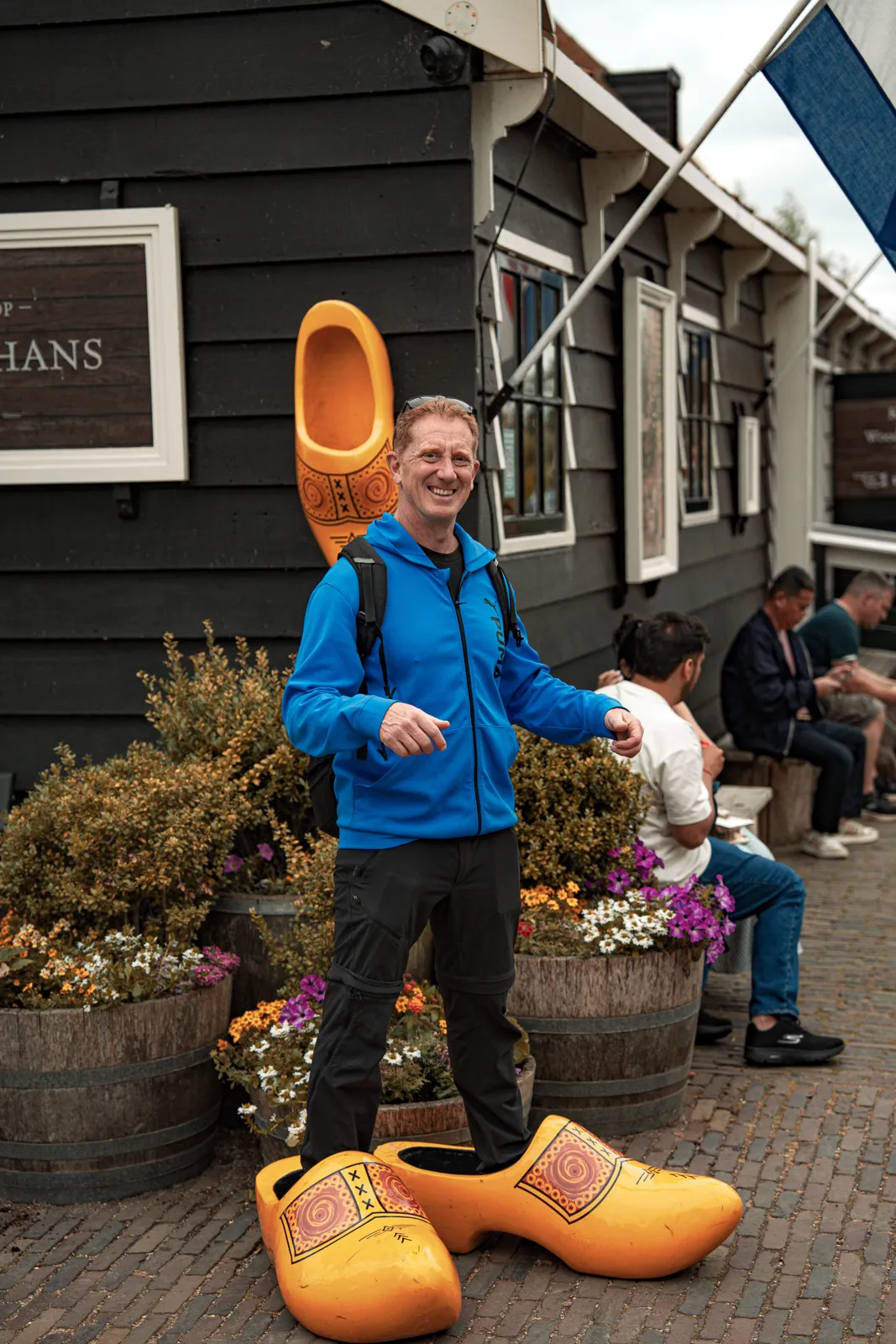 Posando con los zuecos gigantes de madera a la entrada de la fábrica en Zaanse Schans